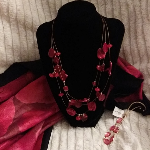 Macy's red illusion style necklace - Picture 3 of 5